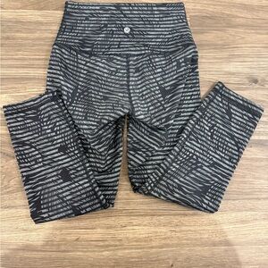 lululemon athletica wunder under capri leggings size 4 palm stripe